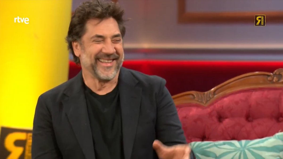 No todos los días contamos con la visita de Javier Bardem contando y mofándose con, nada más y nada menos, un buen ramillete de chistes de padres. Un campo de la comedia al que muchos intentan manejar pero que unos pocos dominan #LaRevuelta Victoria Luengo Javier Bardem