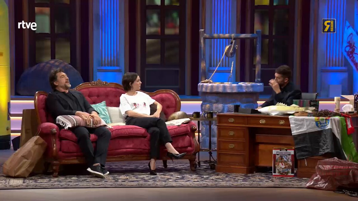 La pregunta de "¿Tiempo máximo sin ducharte?" puede que sea una nueva Pregunta Clásica™ esta temporada. Acabamos instalando una ducha al lado del sofá por si quieren los invitados #LaRevuelta Victoria Luengo Javier Bardem