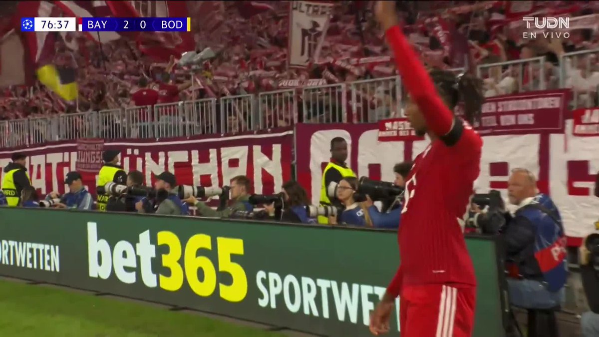 Phonzie off the half volley ☄️ (via TUDN USA)