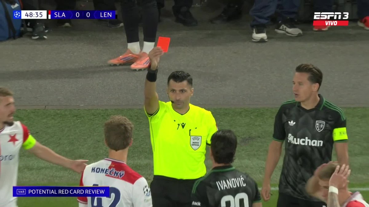 ¡¡SOLO JUGÓ 53 SEGUNDOS!! Mikulas Konecny (20) ingresó en el ST en la derrota de Slavia Praga vs. Lens y en la primera jugada en la que intervino ¡¡FUE EXPULSADO!! ¿Qué te parece? 📺 Toda la #UCL por #DisneyPlus Plan Premium