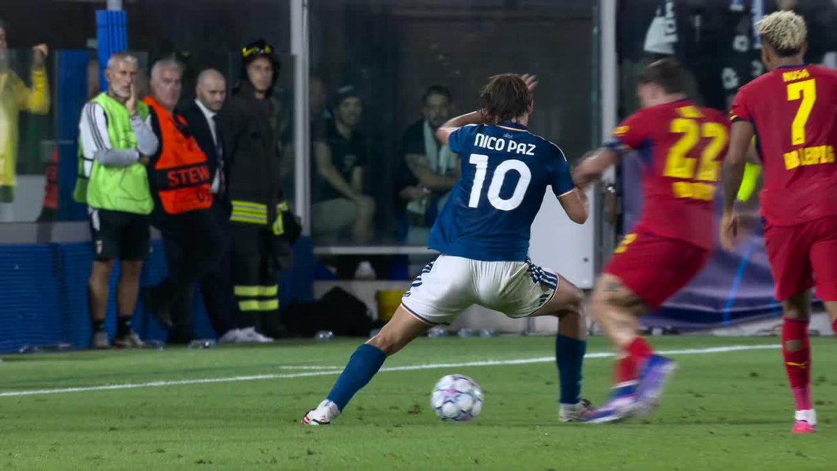 Nico Paz pisando y guardando la pelota. 🪄🇦🇷