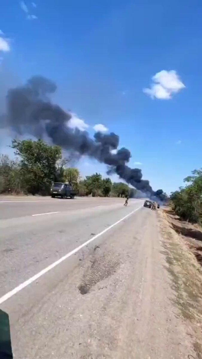Ukraine 🇺🇦: footage shows a Russian gunner in the occupied territories desperately firing all around him only for the Ukrainian drone to slip past and blow up a nearby vehicle.