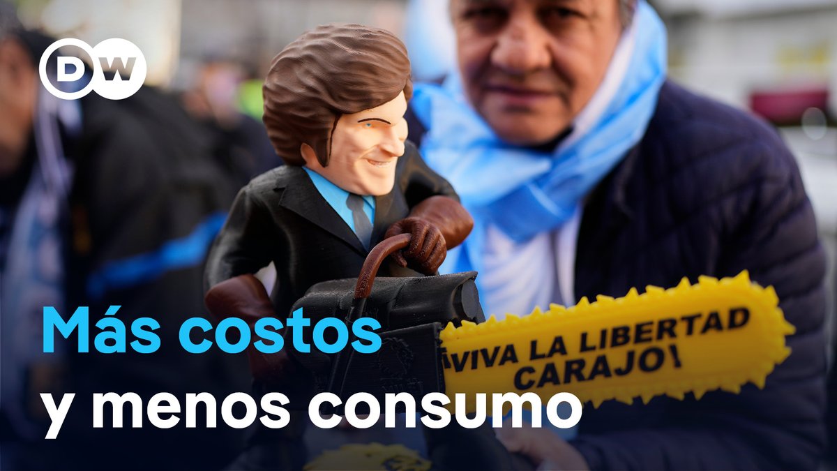 Argentina pierde 33 empresas por día En lo que va del Gobierno de Javier Milei, la cantidad de empresas en Argentina se redujo en unas 31.000, principalmente en los sectores comercial, de transporte, inmobiliario e industrial. Aunque surgieron nuevas firmas en servicios personales y administrativos, hidrocarburos y minería, no alcanzan a compensar la caída del resto. Entre las causas figura la baja del 10% del consumo masivo, incluido el canal del comercio electrónico. Al mismo tiempo, la canasta de servicios públicos se encareció un 249% en términos reales, es decir, descontando la inflación. Además, el peso argentino se apreció alrededor de un 30% desde fines de 2023, lo que elevó los costos de producción local de bienes y servicios.