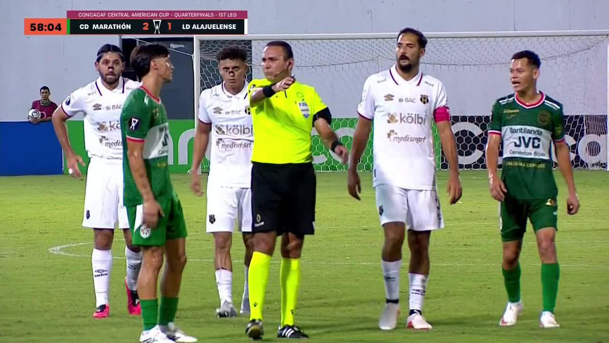 ¿ERA O NO EL EMPATE DE LA LIGA?👀 Aarón Salazar puso el 2-2 pero el árbitro echó para atrás la anotación tras una supuesta falta❌ ▶️Todos los juegos de la 🏆#CopaCentroamericana en el Plan Premium de #DisneyPlus