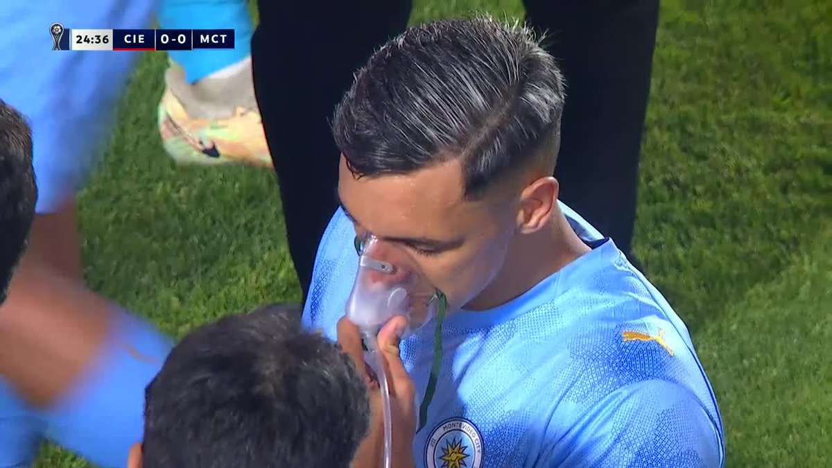 ¿COOLING BREAK? ¡OXÍGENO BREAK! Este jugador de Montevideo City Torque sintió la altura de Cusco en la derrota 0-2 vs. Cienciano por los 4tos de final de la CONMEBOL #Sudamericana...