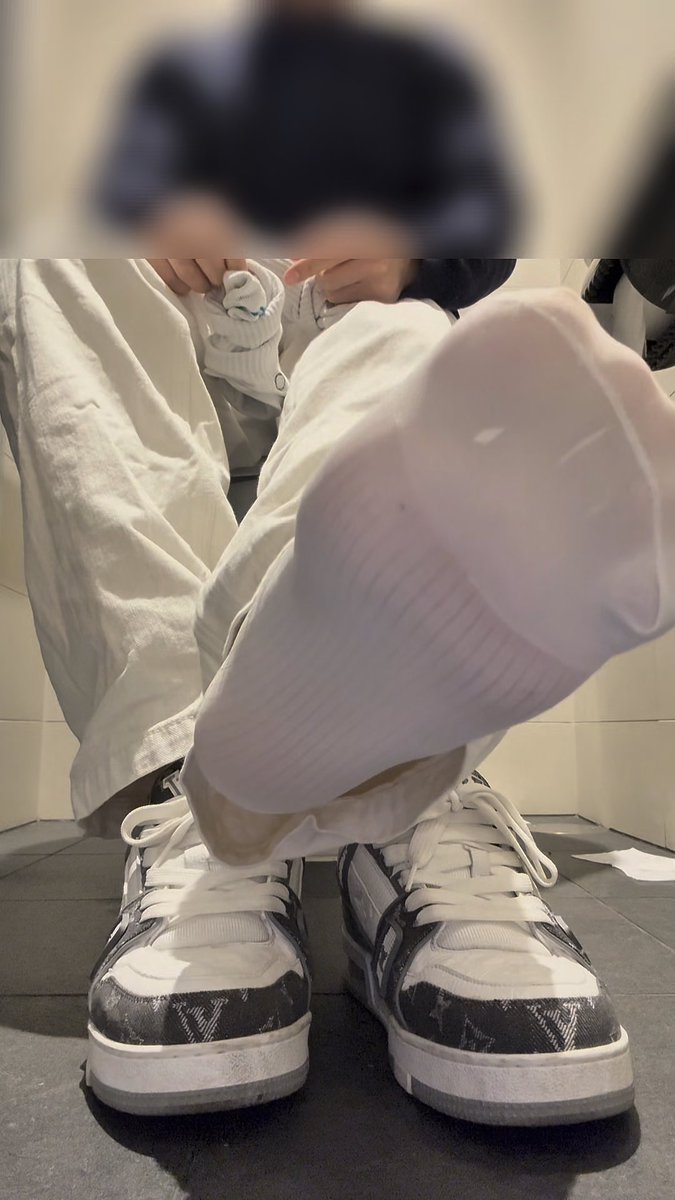 小狗🐶来猜一猜原味白丝袜是怎么闷出味道的🥵#白襪 #whitesocks #原味 #gay #白袜 #臭襪 #gooner #s