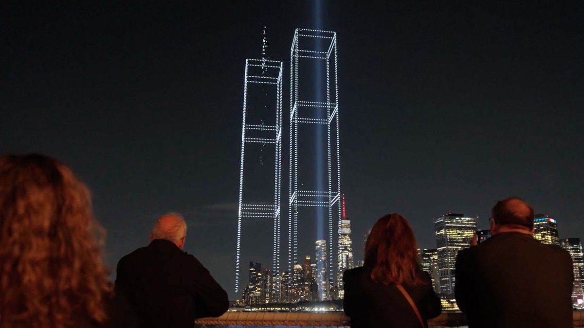 BBCニュース - ドローンの光でツインタワー再現、9/11攻撃から25年 米ニューヨーク