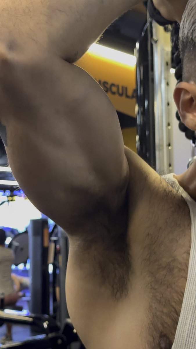 Shove my nose deep into your hairy sexy armpit while you workout daddy! Your man scent is 🔥