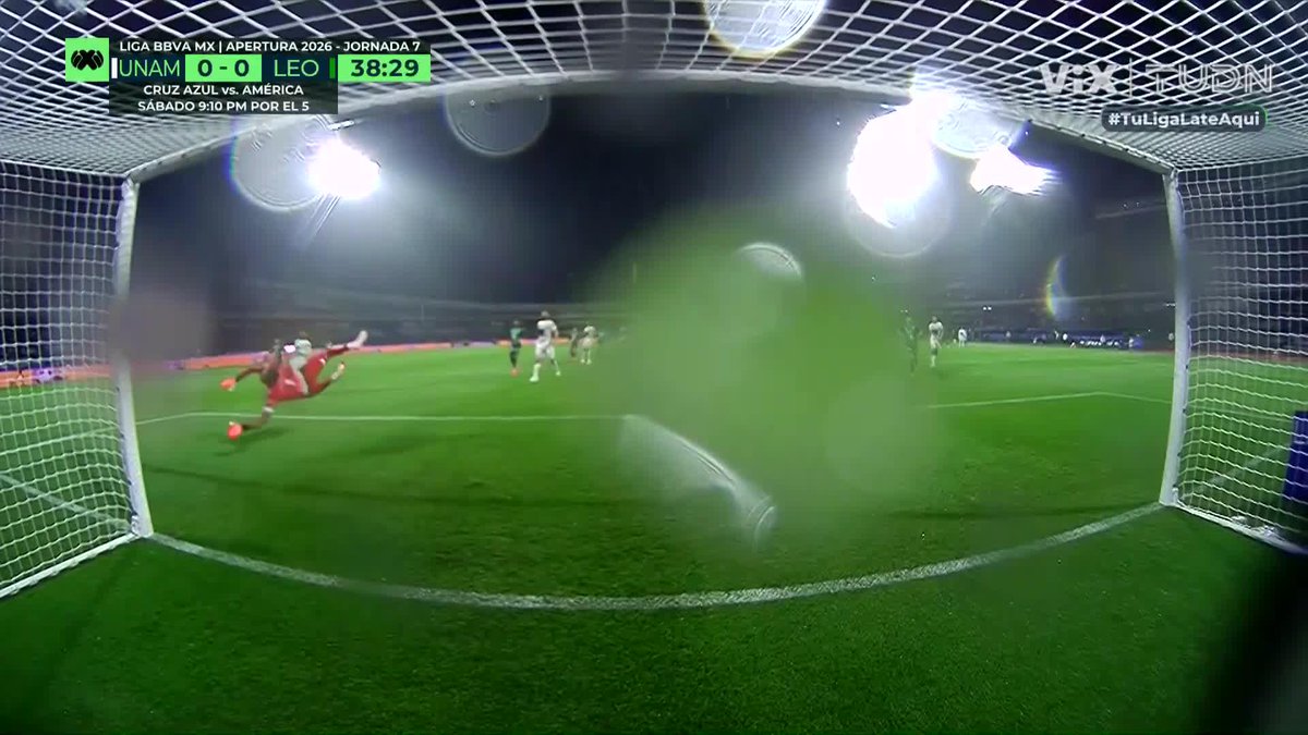 ¡Lo de Keylor Navas! 🧤 El portero de los Pumas evita el primer tanto del León.