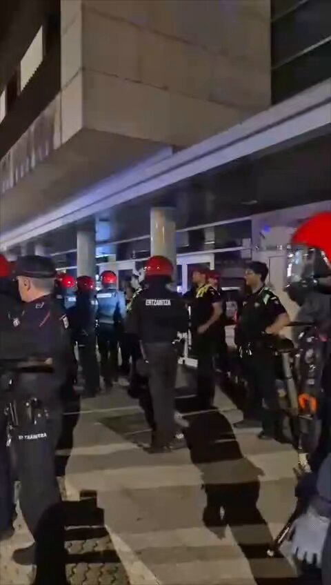 ⚠️ Bi atxilotu bart Hondarribian, pankarta bat jartzeagatik Polizia-dispositibo erraldoi bat ezarri dute ertzain eta udaltzainek, Bidasoako GKS|ko bi kidek ipinitako pankarta baten harira. Hurbildu den jendearen kontra oldartu da Polizia, eta atxilotu egin dituzte bi gazteak.