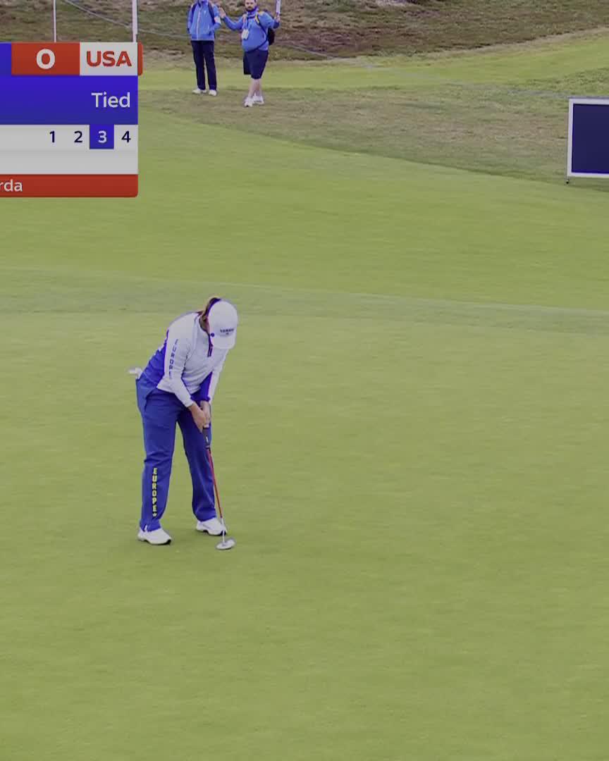 Lottie Woad rolls in the long birdie on the first hole to take an early lead for Europe!