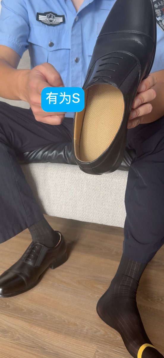 我是真不喜欢丝袜,奈何小骚货就想闻,特意求着爷穿一整天的皮鞋丝袜,捂出味道给他闻。穿一条,皮鞋和袜子又湿又粘的,雄臭味十足啊。 #皮鞋 #丝袜 #爷们 #警犬