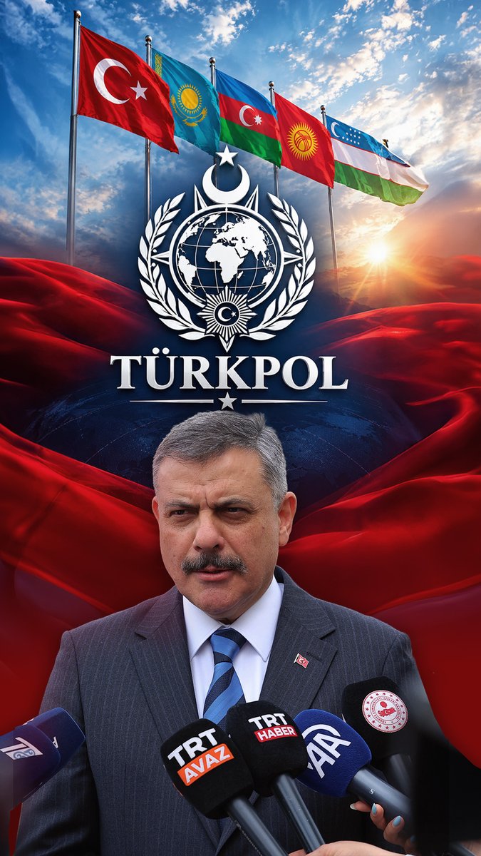 TÜRKPOL KURULUYOR 🇹🇷🇰🇿🇦🇿🇰🇬🇺🇿 Kül Tigin Abidesi’ne 1300 yıl önce kazınan “Gece uyumadım, gündüz oturmadım” anlayışını bugün de yaşatıyor; milletlerimizin huzuru için omuzlarımızdaki sorumluluğun bilinciyle çalışıyoruz. Kazakistan’da gerçekleştirdiğimiz Türk Devletleri Teşkilatı 3. İçişleri Bakanları Toplantısı’nda, Türk devletleri arasında güvenlik ve suçla mücadelede iş birliğimizi daha ileri taşıyacak önemli başlıkları ele aldık. Teklif ettiğimiz Suçla Mücadele Konseyi’nin kurulması ortak bildiriye girdi. Konsey; yeni nesil suç örgütleri, terör, uyuşturucu, düzensiz göç, yasa dışı bahis ve kumar suçlarıyla mücadelede ortak hareket kabiliyetimizi güçlendirecek. Önümüzdeki ay Ankara’da, Muhterem Cumhurbaşkanımız Recep Tayyip Erdoğan’ın ev sahipliğinde gerçekleştirilecek Türk Devletleri Teşkilatı Liderler Zirvesi’nde Konseyin Kurucu Anlaşması’nın imzalanmasını hedefliyoruz. Konseyin hayata geçirilmesinin ardından da icra organı olarak Türk Devletleri Kolluk İş Birliği Ajansı TÜRKPOL’ün oluşturulması için çalışmalarımızı sürdüreceğiz. Böylece suç ve suçlularla mücadelede bilgi paylaşımımızı, koordinasyonumuzu ve ortak hareket kabiliyetimizi daha güçlü ve kurumsal bir zemine taşıyacağız. Toplantımızda ayrıca Türk devletleri vatandaşlarının kimlikle seyahat edebilmesi ve havalimanlarında ortak pasaport kontrol noktalarının oluşturulması konularını da değerlendirdik. Kazakistan’taki toplantımız, aynı zamanda önümüzdeki ay Türkiye’de gerçekleştirilecek Liderler Zirvesi’nin hazırlık sürecine katkı sundu. Son derece verimli geçen toplantımızda aldığımız kararların Türk Dünyası için hayırlara vesile olmasını diliyorum. T.C. İçişleri Bakanlığı Türk Polis Teşkilatı T.C. Jandarma Gn. K Göç İdaresi Başkanlığı