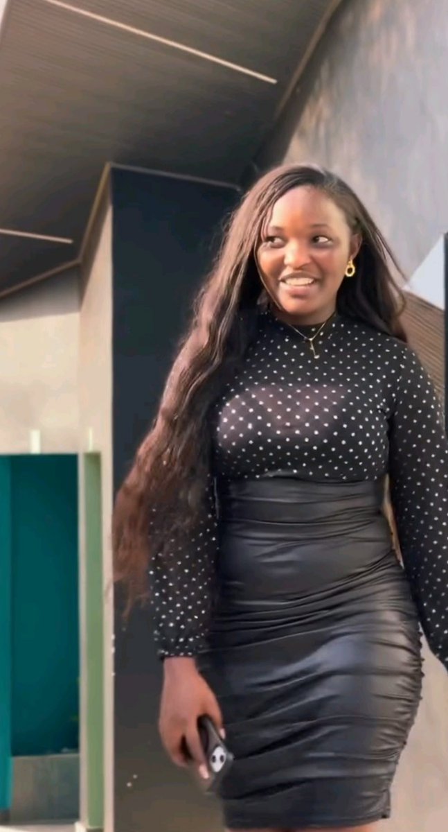 Yitwa Joselyine Chap❤️ yavuye inyamasheke nta kintu afite ariko ubu ni umwe muba jejeta faranga bakiri bato u Rwanda rufite.... Amakuru avuga ko nibura yinjiza arenga million 5 buri kwezi online udashyizemo izindi business zindi akora.... Kuri ubu Uyu Mukobwa Ari kwitegura kubana ndetse imyiteguro y'ubukwe irakomeje, Aho bivugwa ko Ari umurukundo nu munyemari wumunya Saudi Arabia ucuruza peteroli muri Qatar ndetse na London. Reka tumwifurize guzagira ubukwe bwiza❤️🫶