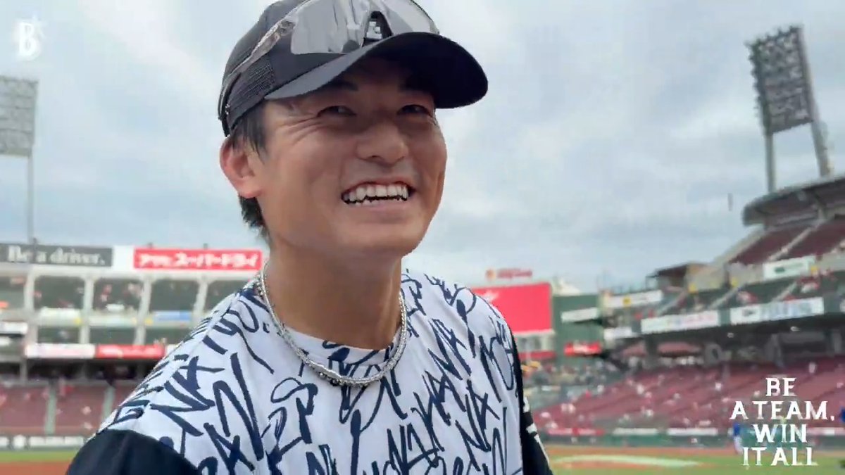 #松尾汐恩 選手の捕球練習の様子を撮影していると、#広報カメラ の撮影を妨害してくる人物が...?🤭 #林琢真 選手 #マツダスタジアム #限界のその先へ #baystars