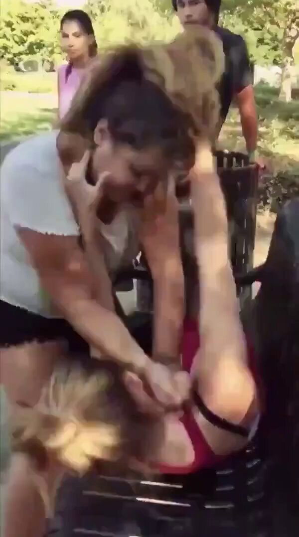 Mom beats stranger for putting hands on her child
