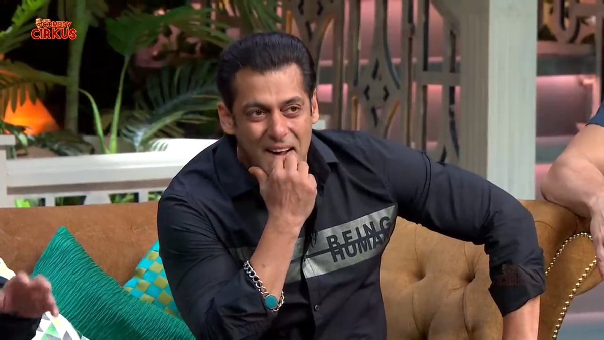 Ahhhhhh, so that's exactly where Salman got his savage humour from! 🤣🤣🤣🤣 Salim Saab really is the ultimate university of unfiltered roasts, no matter if it's on his own sons 👑💀