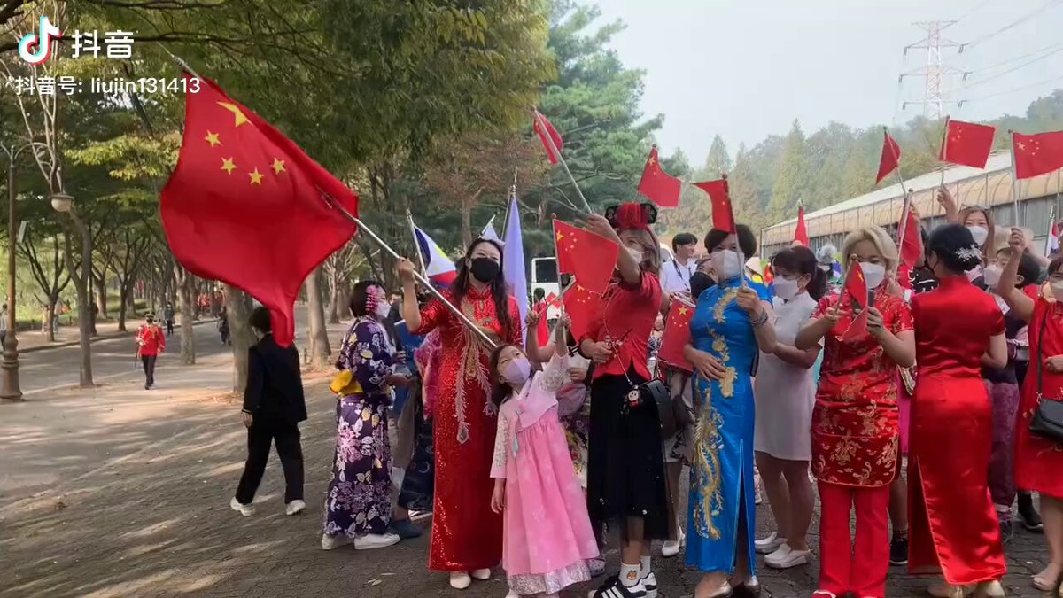 인천 수목원에서 펼쳐진 풍경. 공공장소에 중국 국기가 줄줄이 등장하고 중국 전통의상까지 단체로 등장한다. 이걸 보고도 “다문화니까 존중해야죠” 한마디면 끝인가? 한국에서 한국 국기보다 다른 나라 국기가 더 눈에 띄는 장면이라니. 어질어질하다...🫠