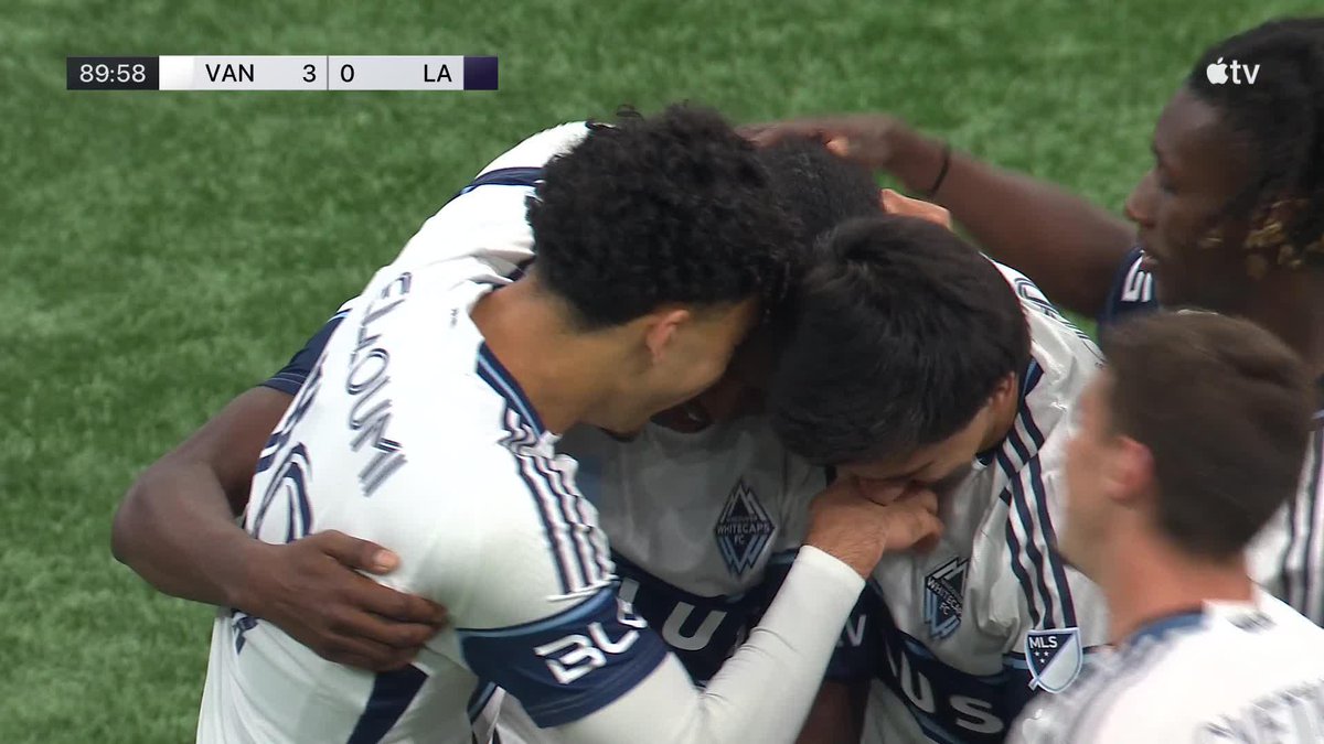 La magie opère sur ce penalty de Bruno Caicedo avec Vancouver : arrêt du ballon, il rentre puis ressort directement ! 🤯 (Major League Soccer)