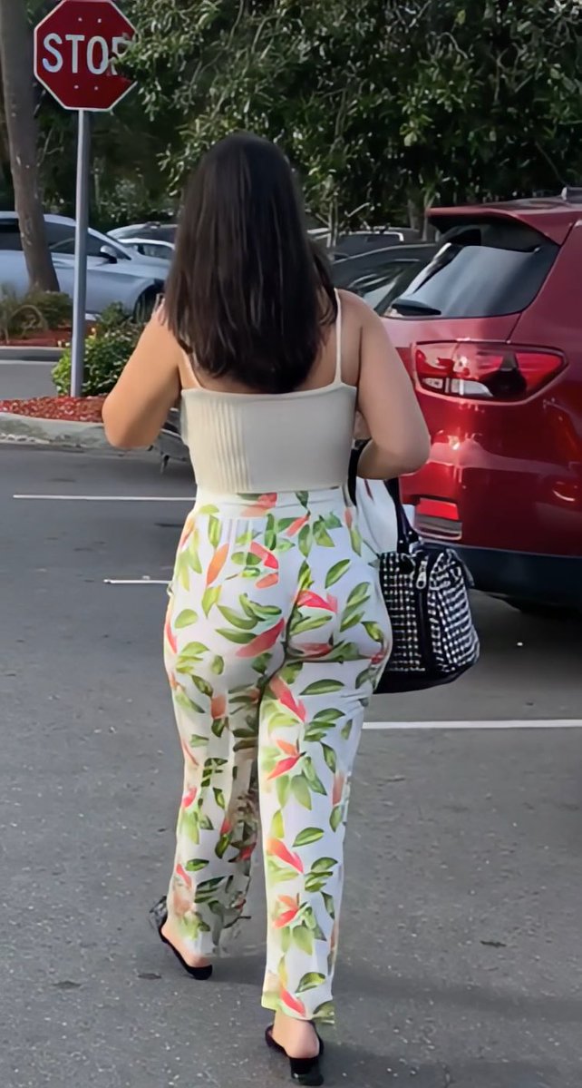 Jigglin’ and wigglin’ into the weekend. Happy Friday! #candidass #candid #ass