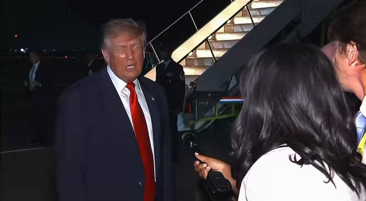 🚨 OMG, Donald Trump puts a rude fake news reporter IN HER PLACE before boarding Air Force One TRUMP: Go ahead REPORTER: You also promised checks- TRUMP: NOT YOU. Not you. REPORTER: You promised tariff refund checks TRUMP: HEY — *Leans in* NOT YOU. Your network, and you, you’re the WORST! 🔥🔥🔥 Don’t test 47 especially after he’s been wheeling and dealing all day!