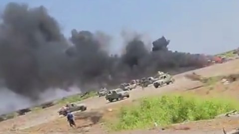 عاجل الآن🚨 قوات صنعاء تقصف تحشيدات السعودية الفارة من المخا بصواريخ باليستية بالمضاربه ورأس العارة في لحج ومصرع واصابة المئات