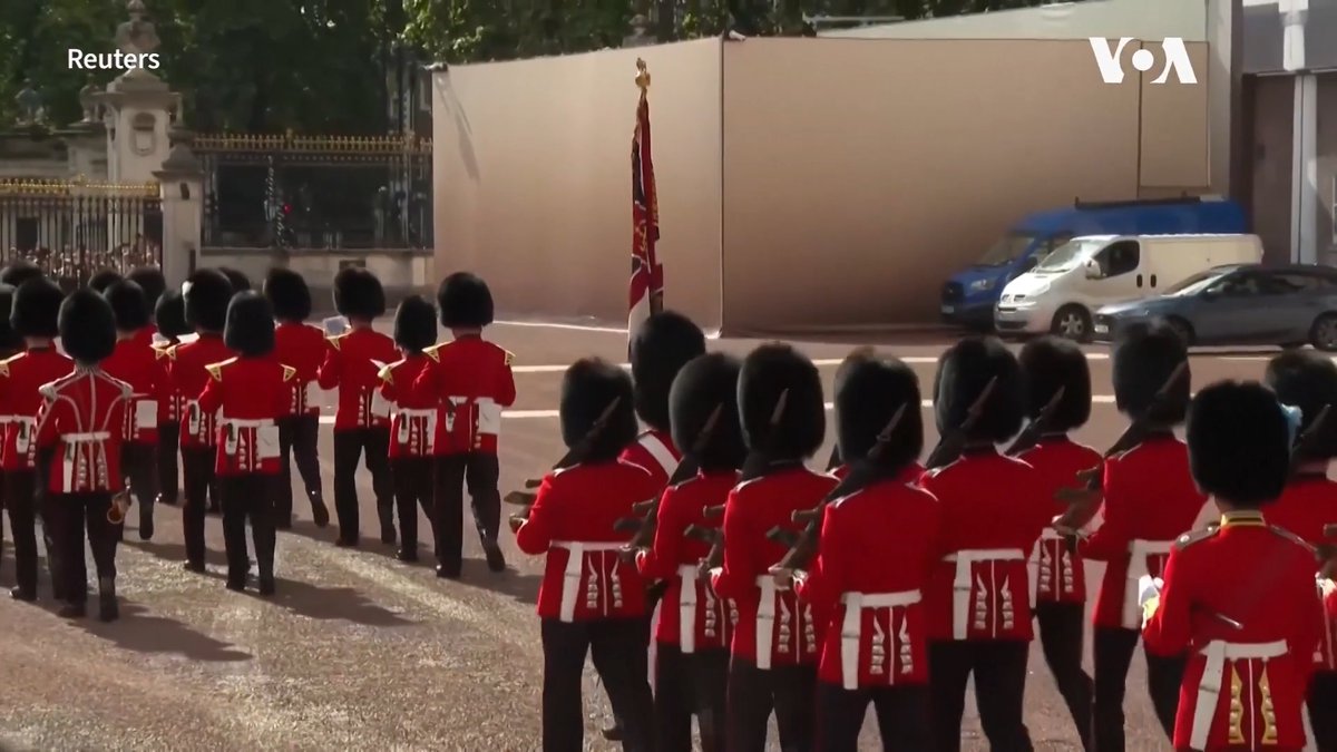 英国白金汉宫9月11日举行特殊的卫兵换岗仪式,军乐团演奏了美国国歌在内的多首曲目,纪念“9·11”恐怖袭击25周年。美国驻英国大使沃伦·斯蒂芬斯(Warren Stephens)、英国格洛斯特公爵夫妇、及英国外交大臣埃德·米利班德(Ed Miliband)出席仪式。 更多: