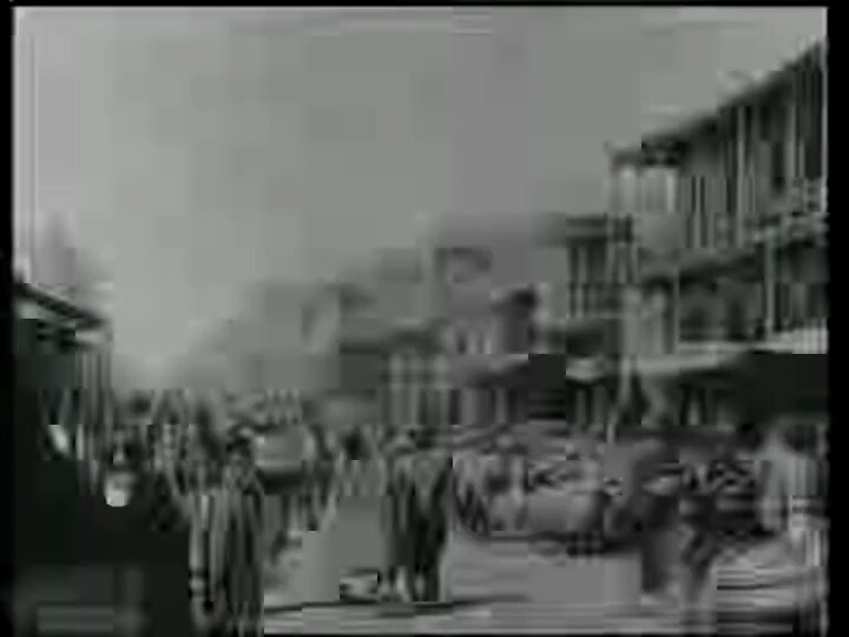 #العراق عام 1927 🇮🇶 مشاهد نادرة من شوارع مدينة الموصل قبل نحو 100 عام، توثق الحياة اليومية على ضفاف نهر دجلة: حركة الناس، وسائل النقل، الحيوانات، والمشهد العمراني للمدينة. صوّر هذه اللقطات المصور الفرنسي فريديريك غادمر ضمن بعثة متحف ألبرت كان إلى العراق عام 1927. 🎞️ الموصل – العراق 📅 1927 ⏱️ دقيقة و25 ثانية