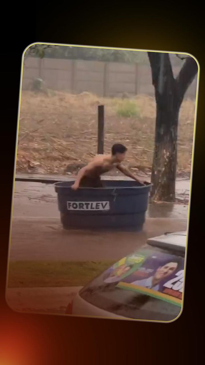 🌧️Fuertes lluvias inundaron las calles en Brasil y estos jóvenes decidieron... ¡deslizarse en un tanque!