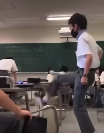 チー牛さん 覇王色を覚醒させて 教室で大暴れ…