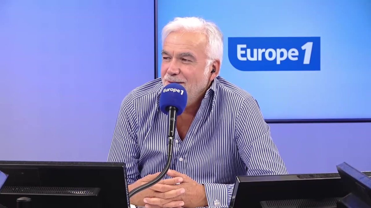 Enlever ses chaussures : "Je trouve ça très bobo de garder ses chaussures." ironise Olivier Guenec dans #PascalPraudEtVous sur #Europe1 Pascal Praud