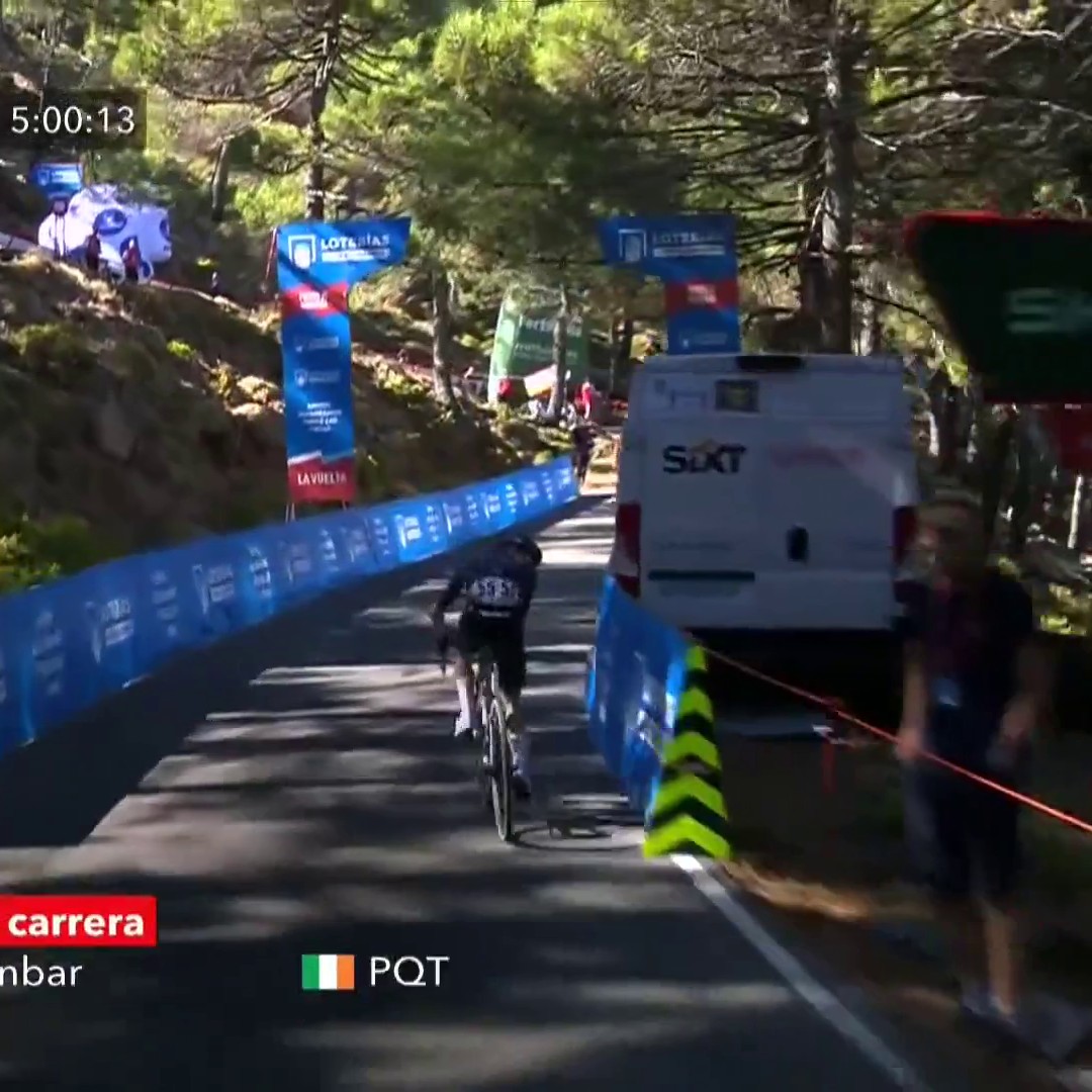 WHAT A FINALE! 🤩 Eddie Dunbar passes Santiago Buitrago in the final moments to take a historic first Grand Tour stage win for Pinarello Q36.5! 🇮🇪🏆
