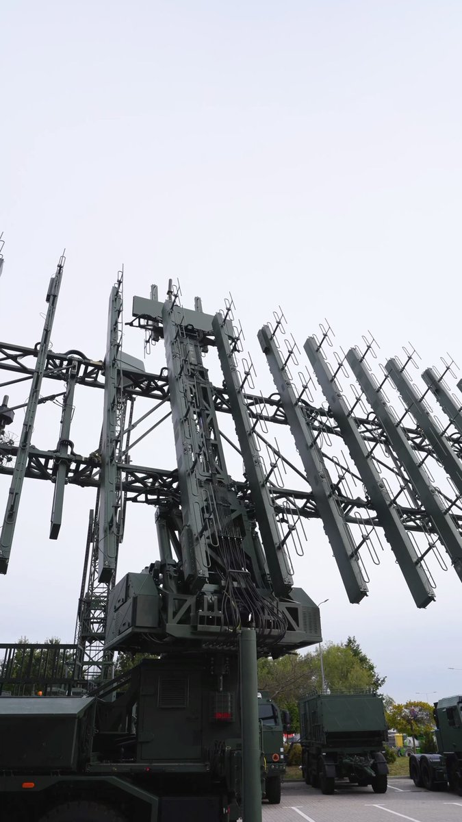 Według posłów PiS… Taki złom produkujemy w 🇵🇱 Polsce… 📡 Radar P-18PL od PIT-RADWAR wykrywa rakiety balistyczne nawet z odległości 900 km. Widzi też samoloty, a nawet maszyny stealth. Wojsko Polskie zamówiło 24 zestawy za ponad 3,1 mld zł. Będą „oczami” systemów Narew i Wisła, a pierwsze dostawy są planowane są na koniec tego roku.