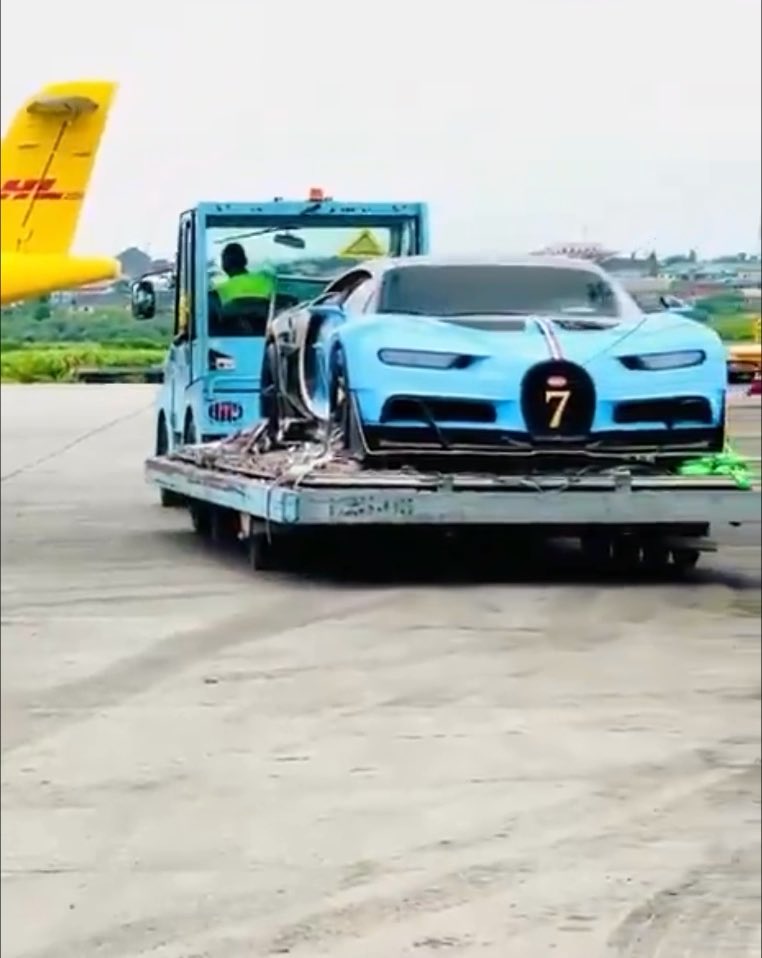 THEY BEEN DEY SAY THE BUGATTI NA JUST AI, NOW DEM DEY SAY WHICH ROAD BURNA BOY GO DRIVE AM. E DON LAND LAGOS, WETIN DEM GO TALK NEXT??? 😂
