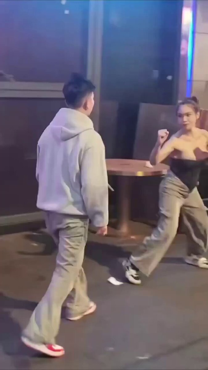 和妹子打架， 还盯着妹子的奶子打，是个人才 #打架