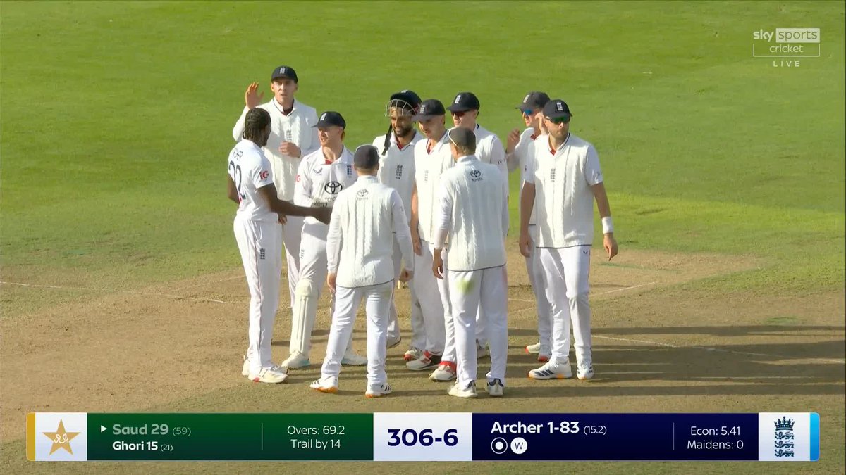 The Jofra Archer short ball brings an end to Saud Shakeel's innings! 🔥
