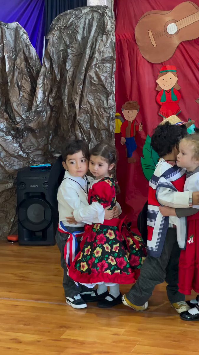 Me dio mucha risa el huaso de sombrero de paja, que desde el segundo UNO se la estaba jugando con su compañerita 😂 Nota: la niña con tacos y extensiones de Frozen, todo que ver ✨