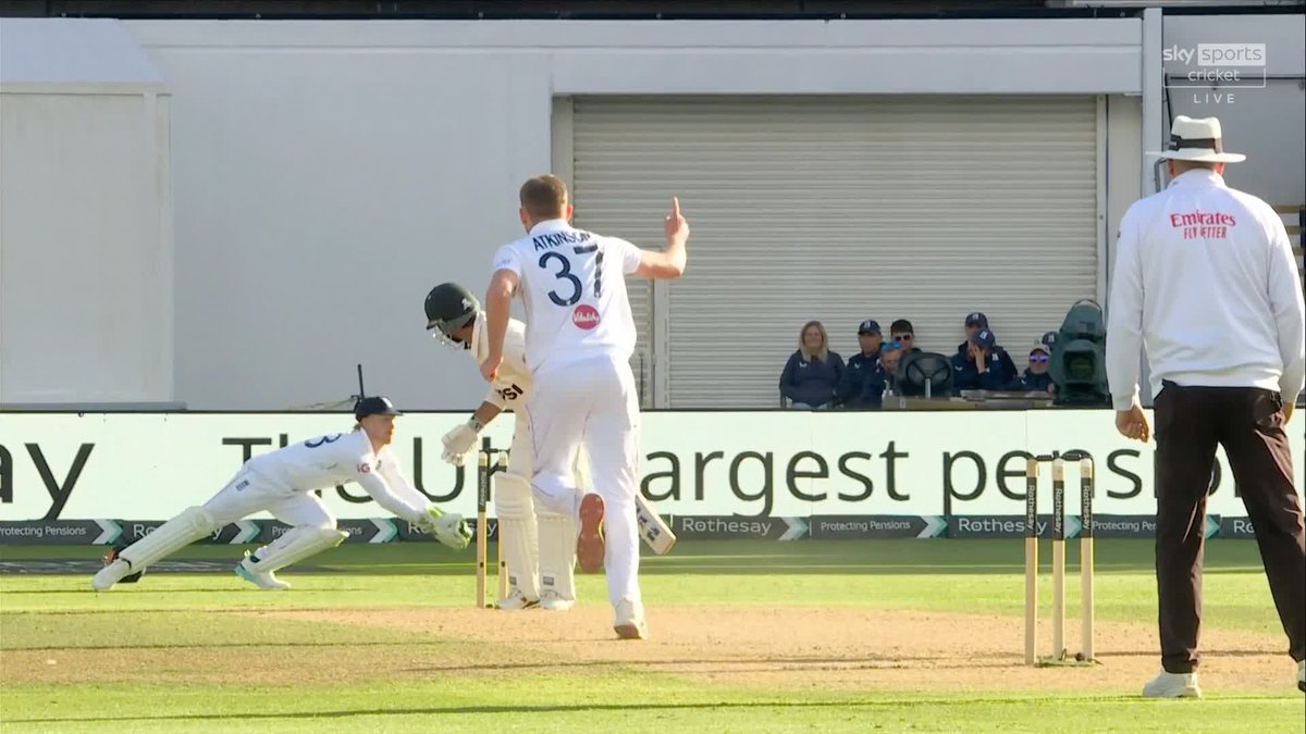 Gus Atkinson and Jordan Cox combine again as England take their eighth wicket! 🙌