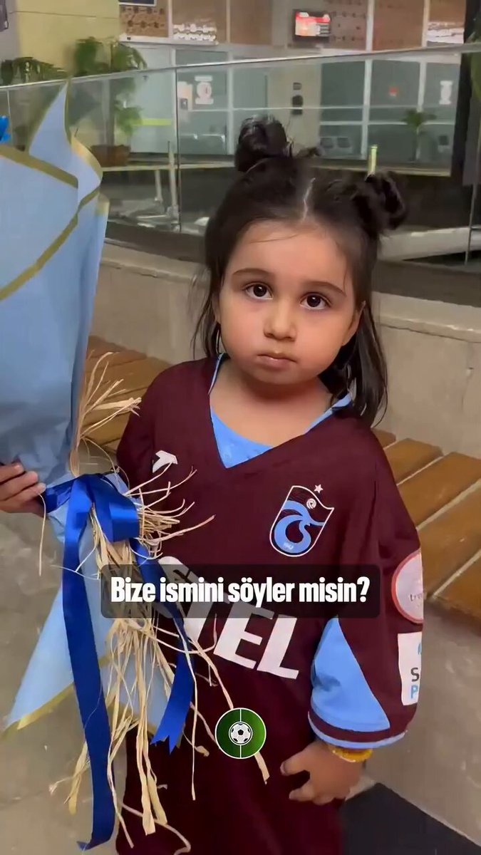 🎥 Trabzonsporlu minik taraftar, kalabalık çıkışta Salah'ı fark edemedi ve çiçeğini veremedi. 🥺 #FutbolArena | Nurgül Günaydın