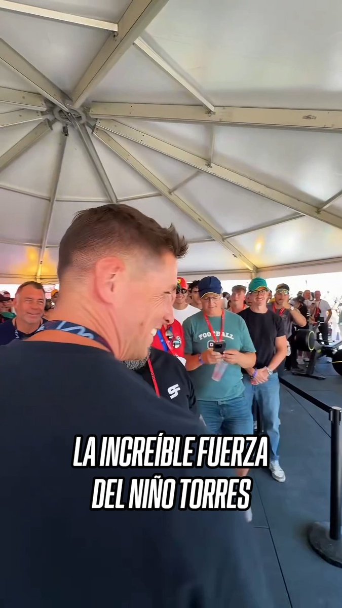 Algo tranqui... 💪🏻 Así presumió su fuerza Fernando 'El Niño' Torres en un divertido juego durante el GP de Madrid 😳 🎥 Atletienglish