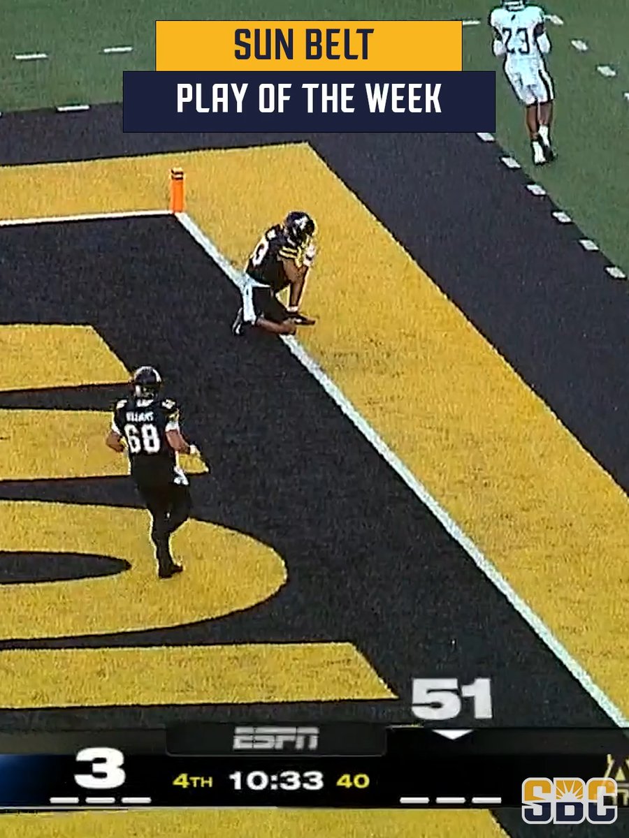 '𝗥𝗢𝗨𝗡𝗗 𝗧𝗛𝗘 𝗢𝗨𝗧𝗦𝗜𝗗𝗘. Jackson Grier gets to the edge for an App State Football touchdown. ☀️🏈