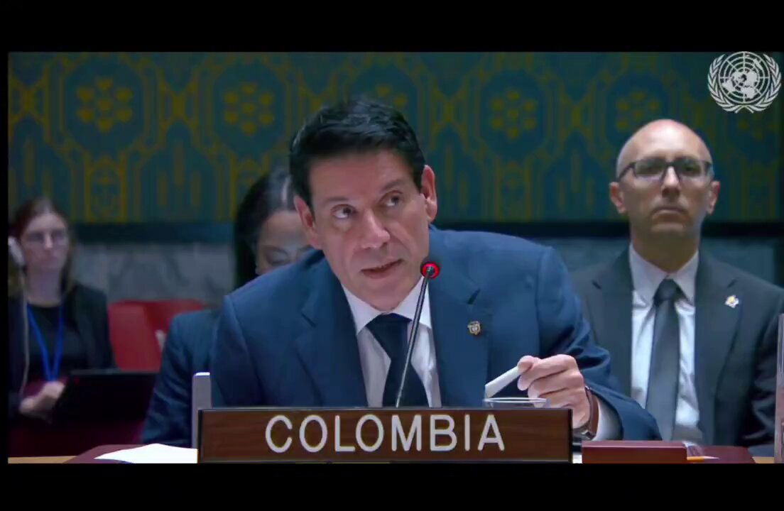 👏👏👏APLAUSOS DE PIE! No solo habla fluido tres idiomas, responde con pleno conocimiento de conceptos juridicos, lo hace con mesura pero con contundencia. Mejor representados no podemos estar ante la ONU!