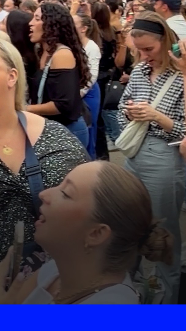 Les fans de Céline Dion présents en nombre pour un karaoké géant organisé à Paris