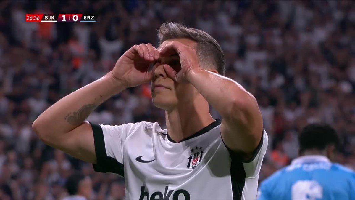 PRIMER GOL EN BESIKTAS PARA UN CAMPEÓN CON EL ARSENAL LA ÚLTIMA TEMPORADA EN LA PREMIER LEAGUE. Trossard comandó la jugada y terminó definiendo dentro del área, luego del centro de Hyeon-Gyu, para el 2-0 ante Erzurumspor por la Superliga de Turquía. 📺 #DisneyPlus Plan Premium