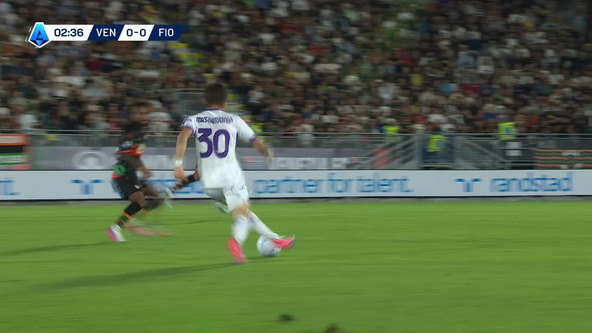 SOMBRERITO, GAMBETA, PERDIDA DE PELOTA Y A BARRER PARA RECUPERAR: ¡Franco Mastantuono es titular ante Venezia y DEJA TODO por la camiseta de la Fiorentina en la Serie A! 📺 Mirá la #SerieA por #DisneyPlus Plan Premium