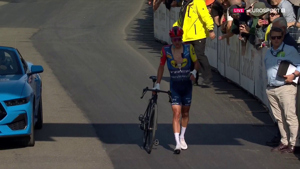 La aparatosa caída de Juan Ayuso a solo 50 metros de meta 💥 Ha entrado a meta a pie y con claros gestos de dolor 🤕 #LaCasadelCiclismo