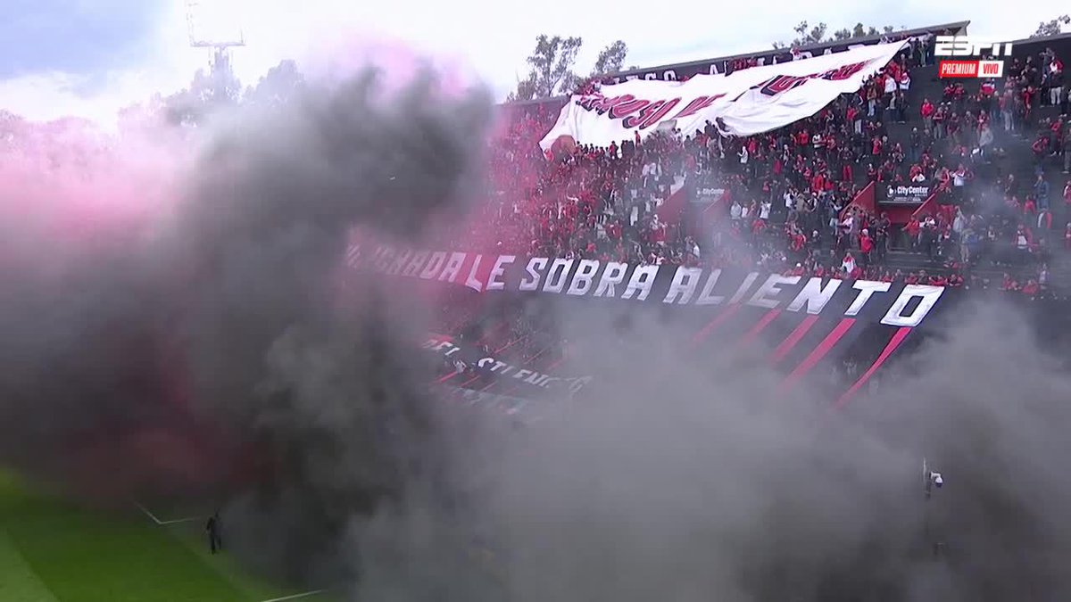 ¡QUÉ RECIBIMIENTO EN EL COLOSO! Espectacular lo de los hinchas de Newell's para enfrentar a Vélez por el #TorneoClausura. 📺 ESPN Premium | Suscribite al Pack Fútbol en