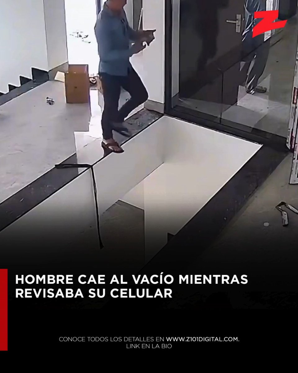 Un hombre sufrió un accidente mientras se encontraba en una vivienda en construcción y revisaba su celular. Una cámara de seguridad captó el momento en que perdió el equilibrio y cayó desde el segundo piso del inmueble. De acuerdo con las imágenes, el hombre se encontraba distraído con el teléfono cuando, de manera repentina, perdió el equilibrio y terminó cayendo al vacío. Las personas que se encontraban trabajando en el lugar reaccionaron inmediatamente tras percatarse del accidente. El hecho quedó registrado por una cámara de seguridad y vuelve a poner de relieve los riesgos de utilizar el celular mientras se camina o se realizan actividades en espacios de construcción. Amplía la información en #Accidente #Celular #Construcción #Seguridad #Prevención #VideoViral #Actualidad #ZDigital #Z101