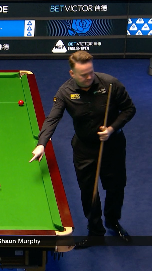 Great sportsmanship 🤝 Shaun Murphy calls his own foul after touching a red 🔴