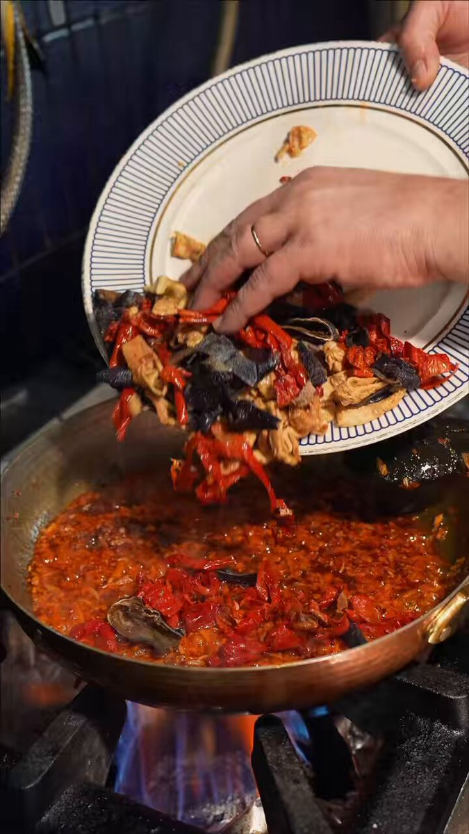 Parmaklarınıza Dikkat ! Adı Garip Dürümü,tadı enfes. Kuru sebzeleri kaynar suda 5dk bekletin Kuyruk yağını tavada erit ve içinde bir soğan kavur Biber salçası ilave edin. Sonra iri doğranmış ve kuru sebzeleri ilave edip 3-4 dk. kavurun Ekmek arasına koyup soğan piyazıyla yiyin